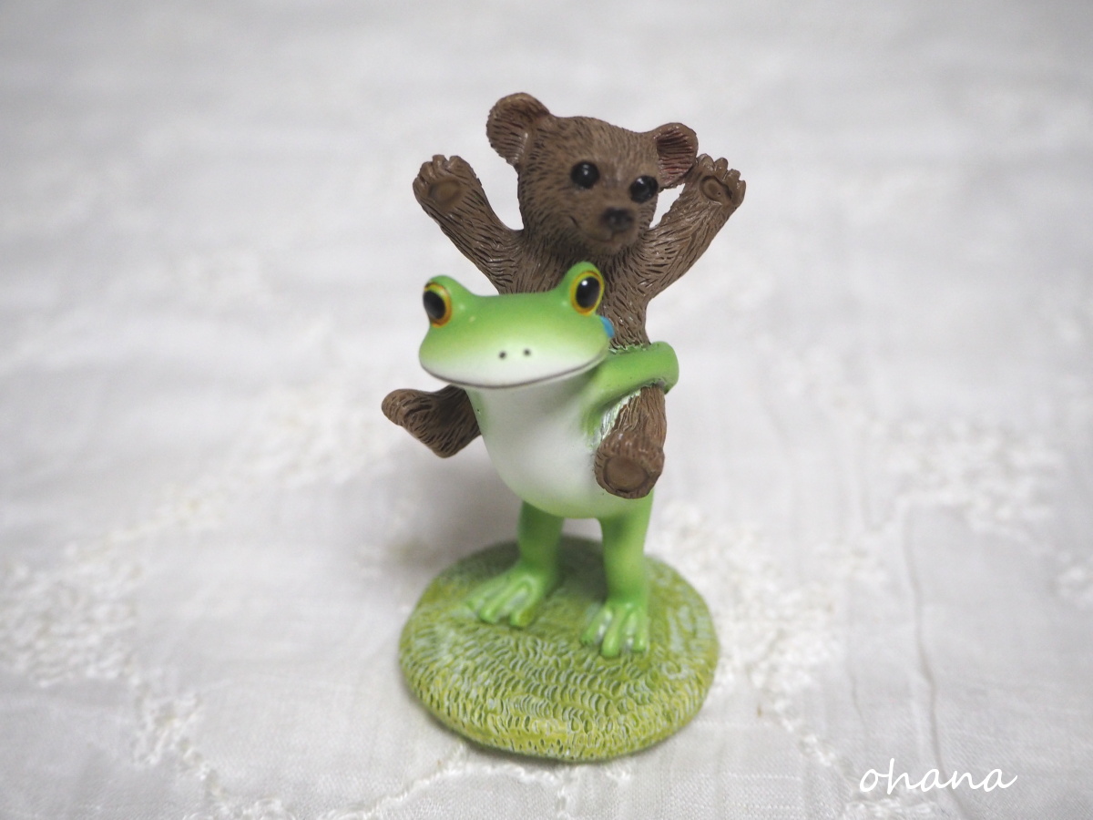 おんぶするカエルとクマ